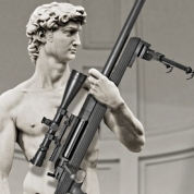 Michelangelo înarmat cu o carabină 